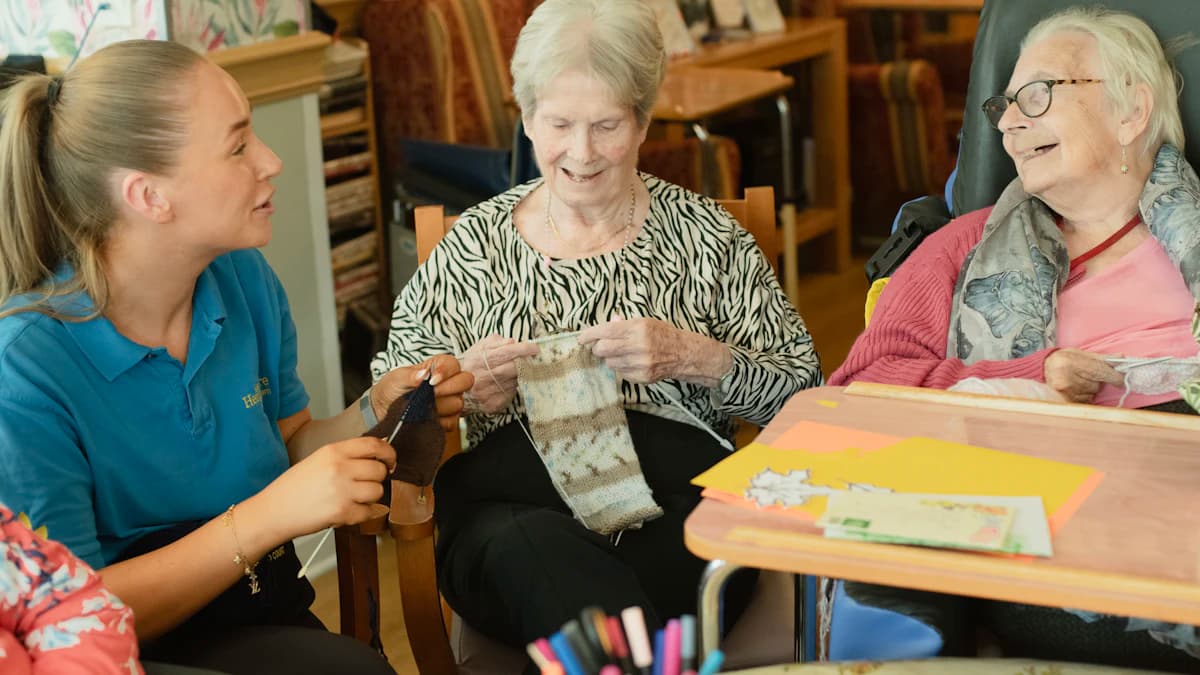Wijkverpleegkundige bespreekt betrouwbare thuisverpleging aan de keukentafel