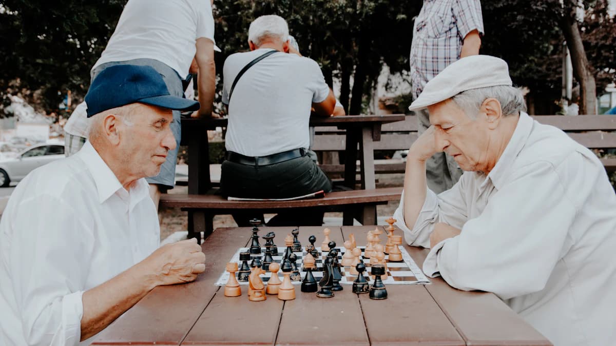 Wijkverpleegkundige bespreekt thuisverpleging dementie aan de keukentafel