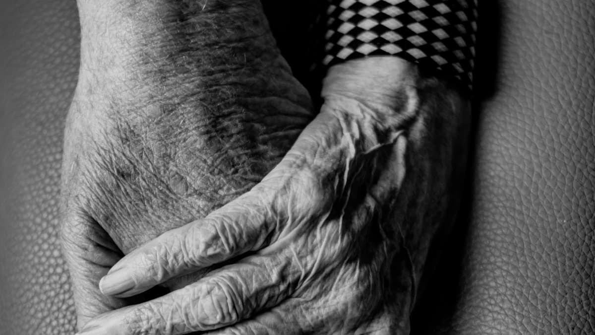 Wijkverpleegkundige bespreekt palliatieve zorg thuis aan de keukentafel