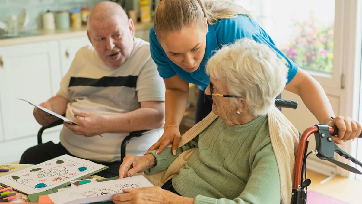 Wijkverpleegkundige bespreekt thuisverpleging aanvragen aan de keukentafel