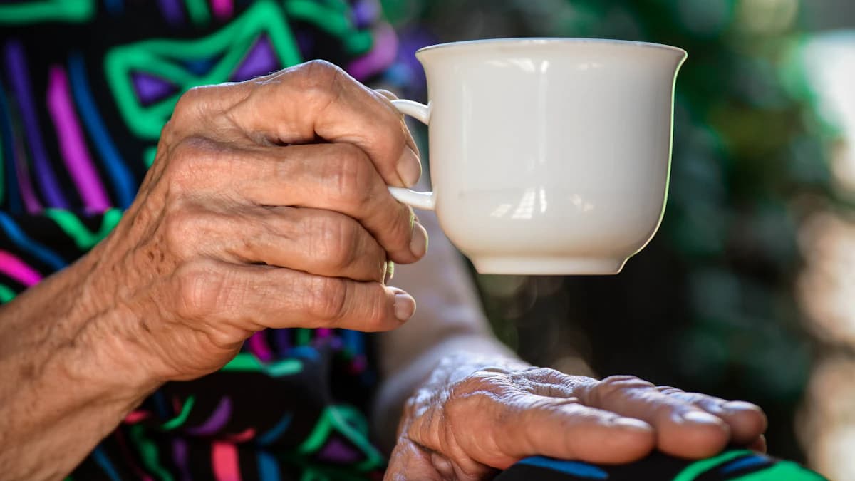 Wijkverpleegkundige bespreekt wondzorg aan huis aan de keukentafel